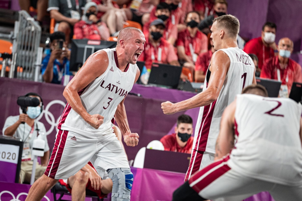 Latvijas izlase iegūst zelta medaļas Tokijas olimpiskajās spēlēs 3x3 basketbolā vīriešiem