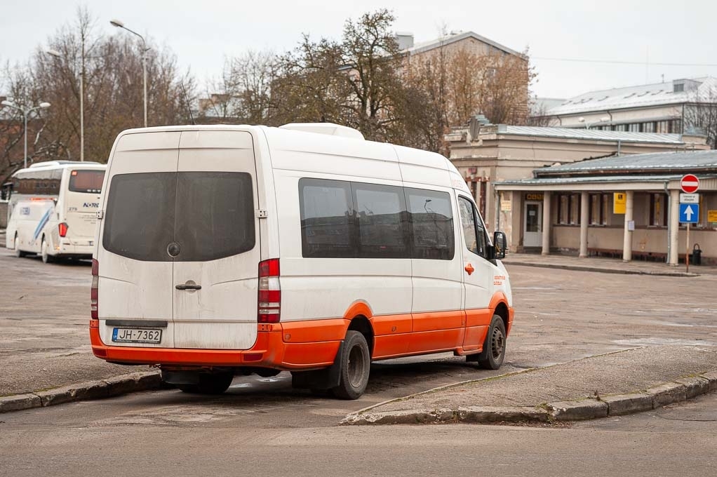 Neadekvātu pasažieri jānomierina ar policijas palīdzību