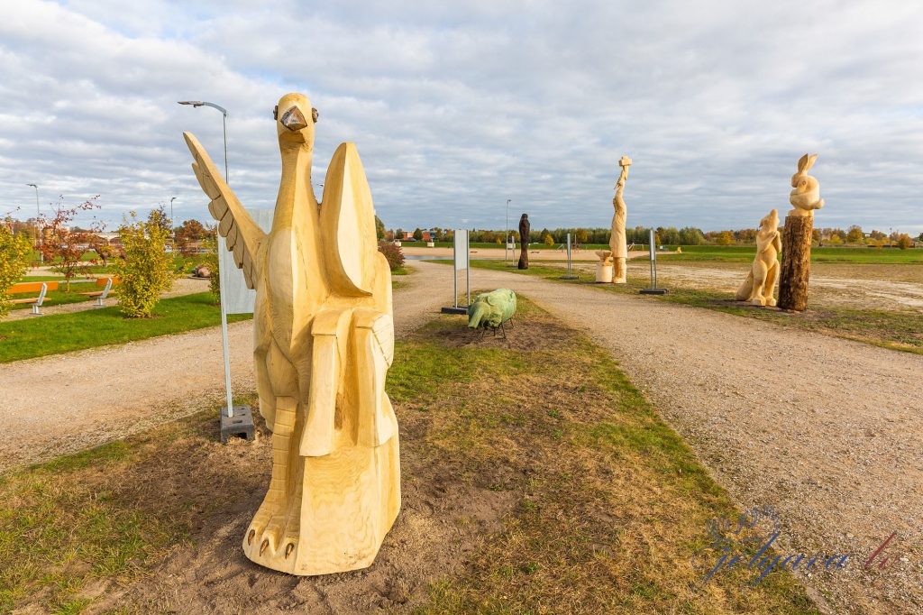 Piecas koka skulptūras papildinājušas brīvdabas galeriju Jelgavas Pasta salā
