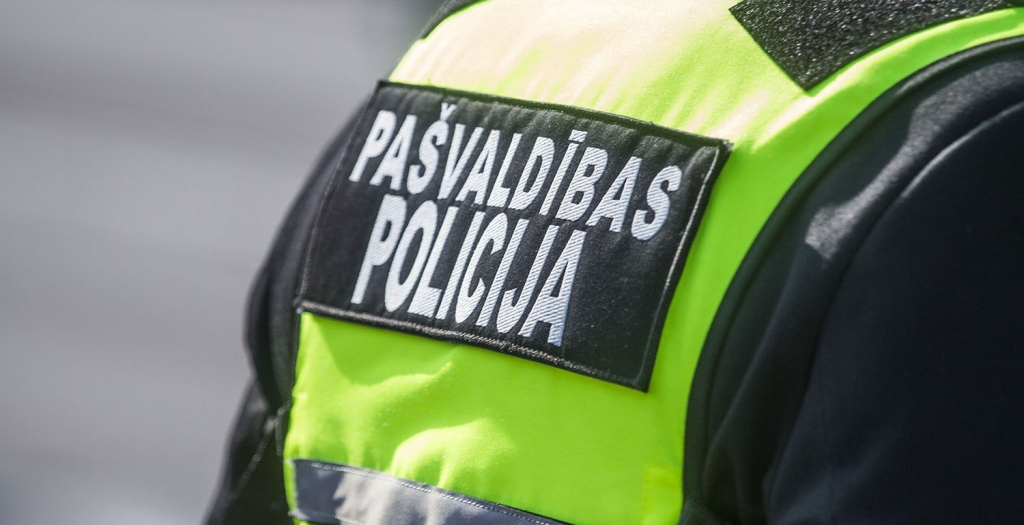 Jelgavā soda 44 komandantstundas pārkāpējus un aizrāda tirgotājiem bez Covid-19 sertifikāta