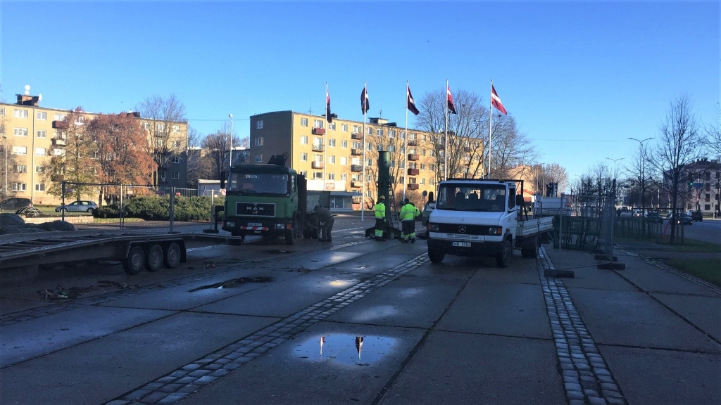 Hercoga Jēkaba laukumā sāk uzstādīt Jelgavas centrālo egli